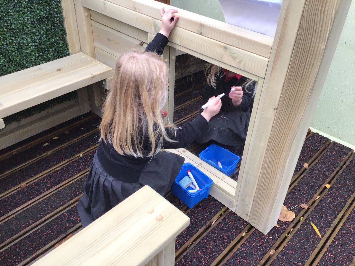 BroadhurstPS's tweet photo. @Eden_Play We are busy mark making &amp; drawing. https://t.co/yZ7LzIxXzy