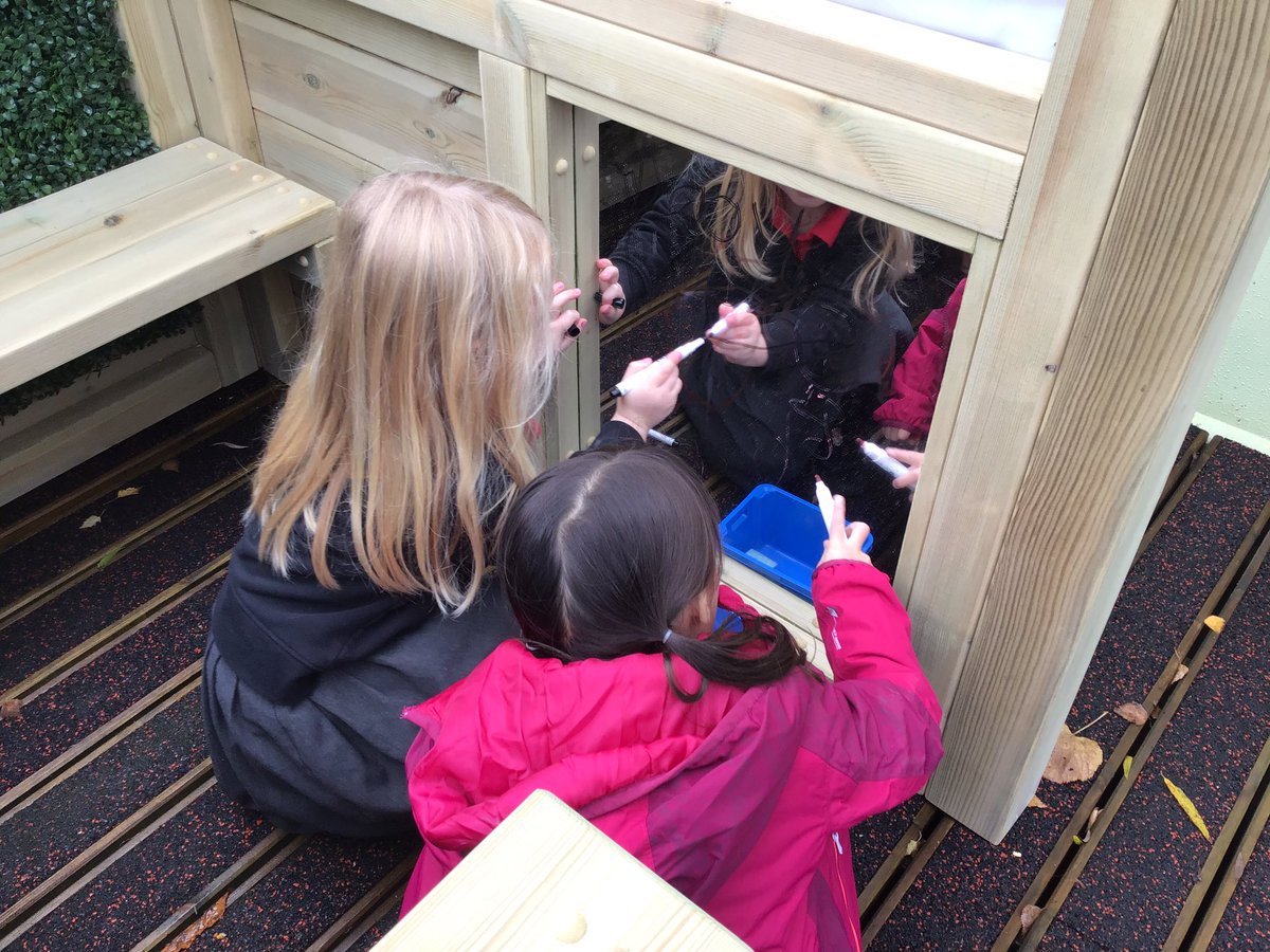 BroadhurstPS's tweet photo. @Eden_Play We are busy mark making &amp; drawing. https://t.co/yZ7LzIxXzy