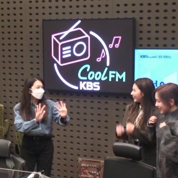 To those people who’s curious about the dj where twice attend (radio) then let me introduce herA thread;