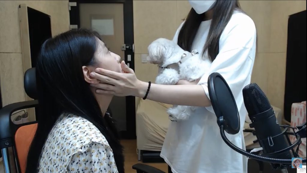 Look how eunji’s hand touch hayoung’s face (the maknae of their group)