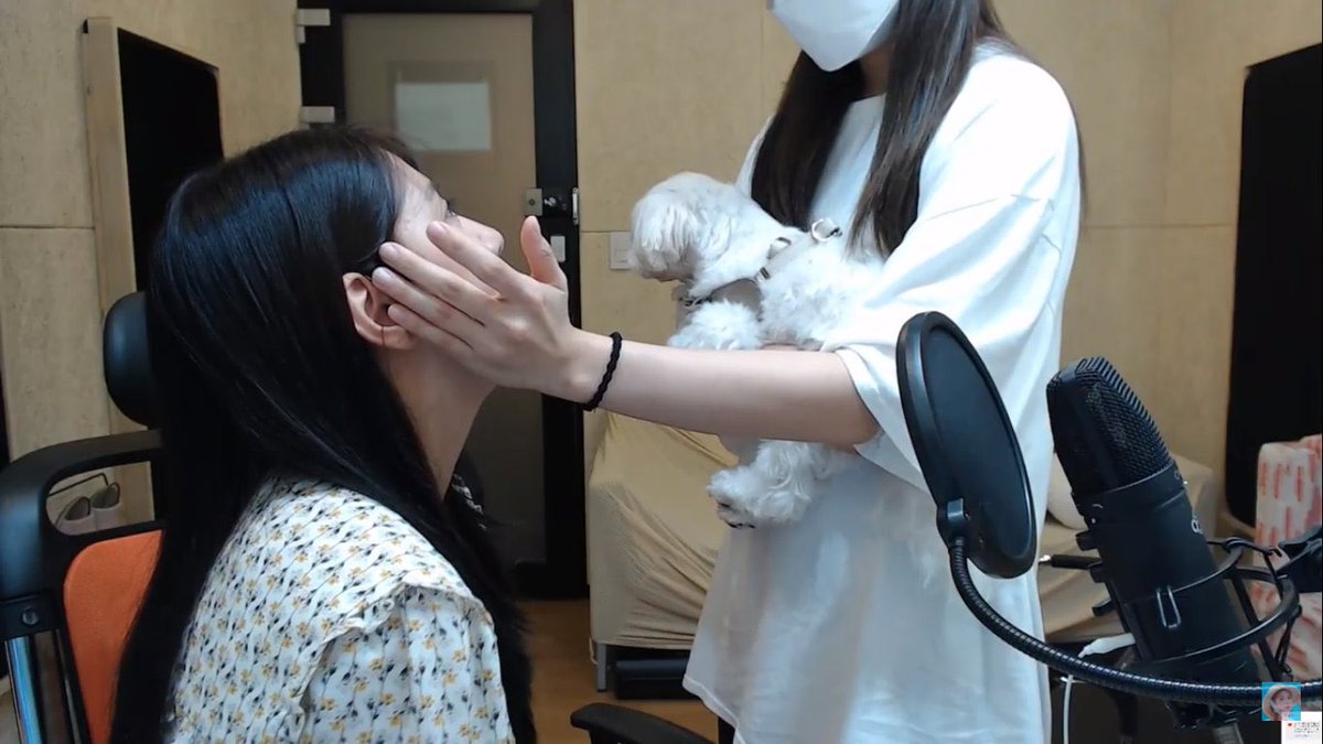 Look how eunji’s hand touch hayoung’s face (the maknae of their group)