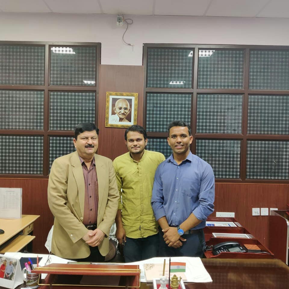Dr_Vinod_Bagra's tweet photo. #प्रिंसिपल_डॉ_एस_एस_राठौर सर ( Principal Of SPMC , BIKANER ) सर के साथ की पुरानी यादे !!🙏✌( Ex-Principal Of Dr SN Medical College Jodhpur ) & साथ में राठी साहाब और विक्रम जी !!😅🙏
#SimpleNature🍀
#मिलनसार_व्यक्तित्व_के_धनी
#सरल_स्वभाव
#MissYouSirji❤✌
@sarkari_doctor https://t.co/6UpweLqdaW