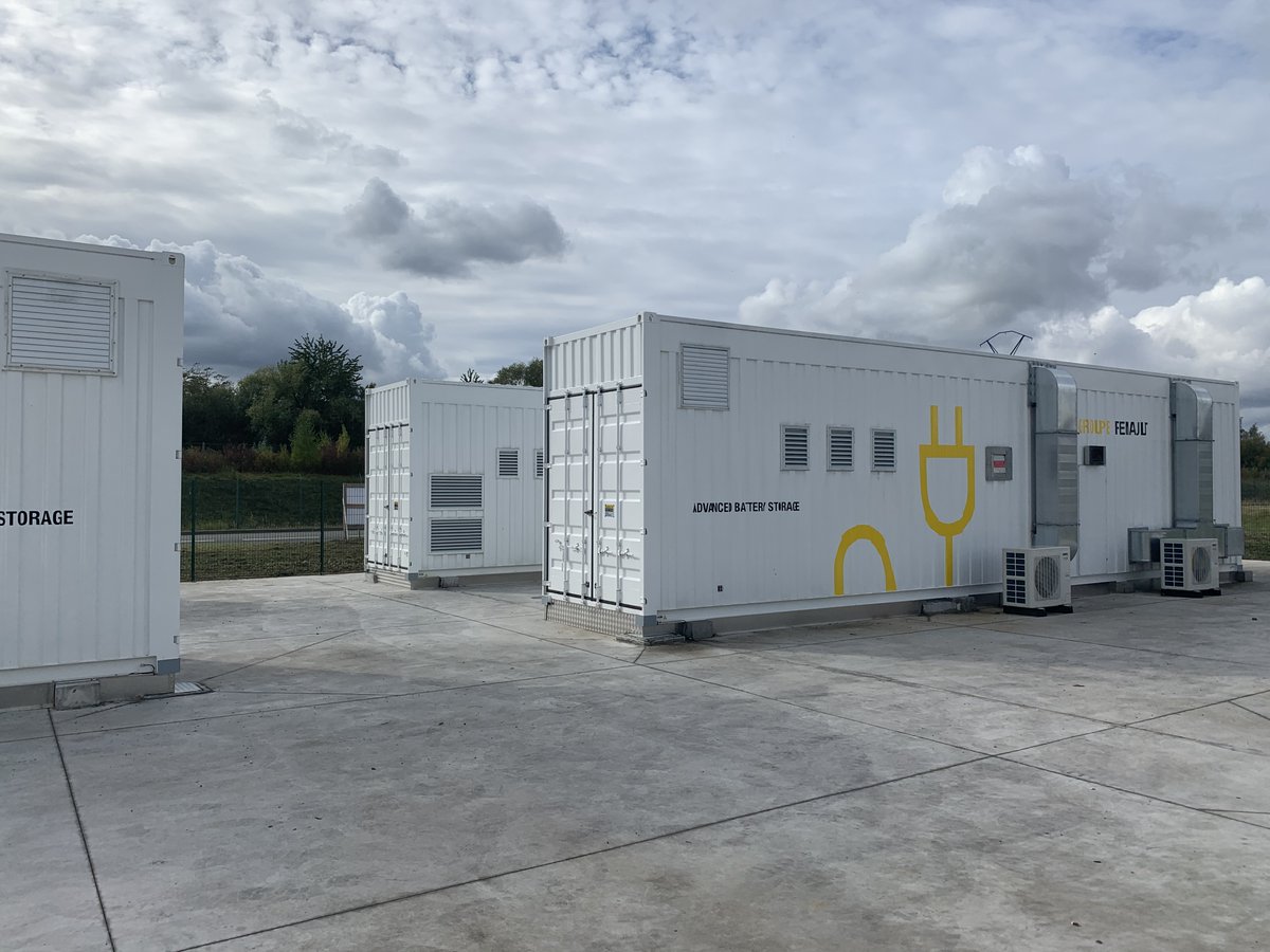 GroupeRenaultEV's tweet photo. The first Advanced #Battery Storage has been installed in Douai, France, as part of @Groupe_Renault’s strategy to develop an intelligent electrical ecosystem.🔋♻️ Read the full PR here ➡️ https://t.co/lr6YuJcS7A https://t.co/bLm4JwlZKN