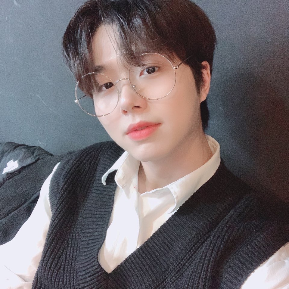 Noir__official's tweet photo. 추워지는 날씨 루미들 감기 조심해!
아프면 맘아포😭 #noir #민혁 #벌써겨울 #루미에르 #아프면속상 #❤️ https://t.co/nzbkcEJpyX