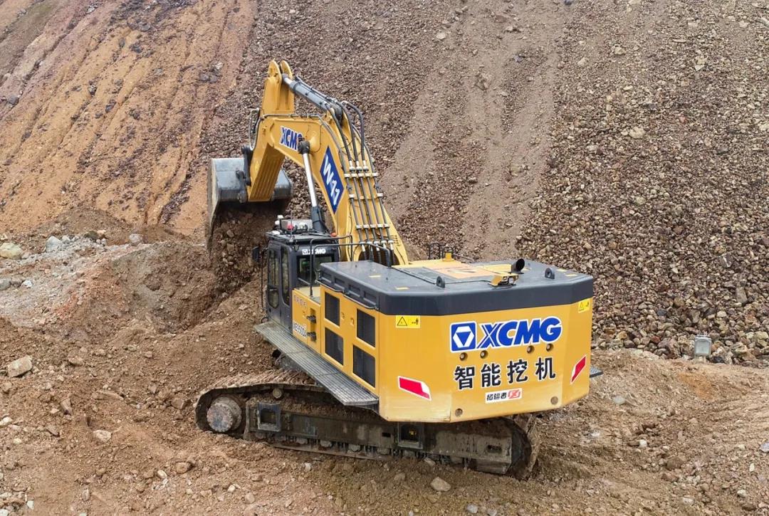 im_mining's tweet photo. Development of #teleremote operated surface #mining #excavators is accelerating. China's @XCMGGroup has delivered a 93 t #XE950DA shovel to #JiangxiCopper which uses a commerical #5G+#MEC network. #BuilderX supplied some of the robotic tech #futureofmining https://t.co/KmNIp2QSMK https://t.co/xUksoTBpsl