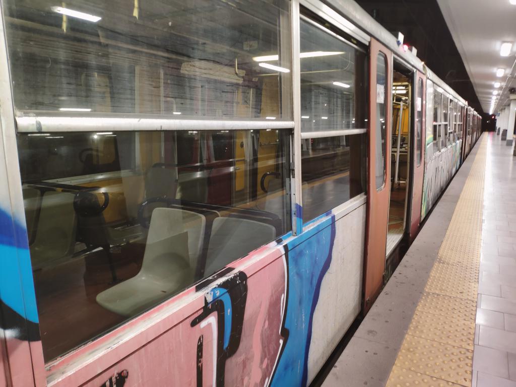 In cosa consiste il "graffiti benching"? Per saperne di più, e per molto altro ancora sul mondo del writing, leggete l'intervista a Napoli System 🚇😎-> bit.ly/IntervistaNS di @kiyose80 #graffiti #urbanlives
