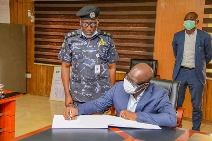 NpfEdo's tweet photo. Solidarity and moral boosting visits to Edo State Police Command on 02/11/2020 by His Excellency, the Executive Governor of Edo State, Godwin Nogheghase Obaseki and his Deputy RT. Hon. Philip Shaibu to speak to officers and men of the Command. https://t.co/RQcz4Bfc0f