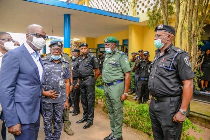 NpfEdo's tweet photo. Solidarity and moral boosting visits to Edo State Police Command on 02/11/2020 by His Excellency, the Executive Governor of Edo State, Godwin Nogheghase Obaseki and his Deputy RT. Hon. Philip Shaibu to speak to officers and men of the Command. https://t.co/RQcz4Bfc0f