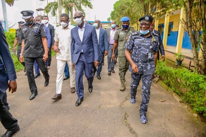 NpfEdo's tweet photo. Solidarity and moral boosting visits to Edo State Police Command on 02/11/2020 by His Excellency, the Executive Governor of Edo State, Godwin Nogheghase Obaseki and his Deputy RT. Hon. Philip Shaibu to speak to officers and men of the Command. https://t.co/RQcz4Bfc0f