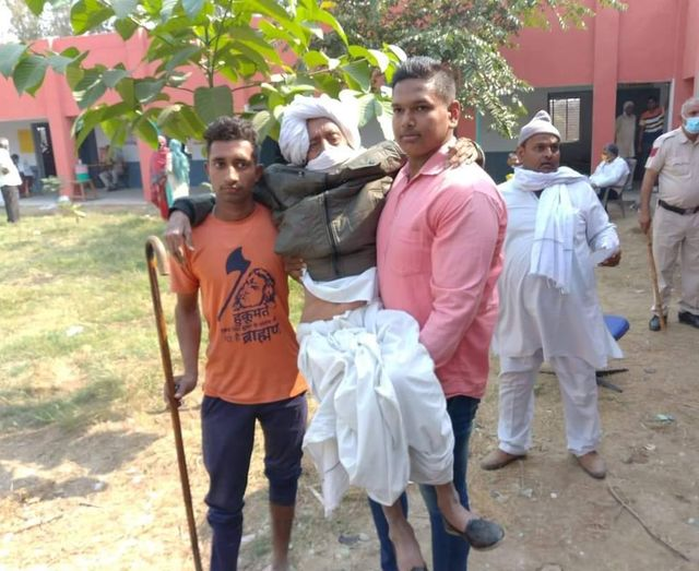 HaryanaKesari's tweet photo. मतदान का जुनून: गोदी में बैठकर वोट डालने के लिए आए ताऊ
#Haryana #BarodaByElection #VoteValue https://t.co/WavTVOrQtW
