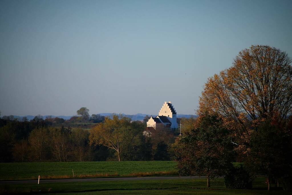 AssensNatur's tweet photo. Kærum Kirke på en frisk efterårsdag🍂🍁#visitfyn #fyn #visitdenmark #naturelovers #natur #denmark #danmark #dänemark #landscape #sky #assens #mitassens #fynerfin #vielskernaturen #sonnenschein #visitassens #countryside #herzensland #instanature #picoftheday #assensnatur #mitd… https://t.co/3egnY4qVOq