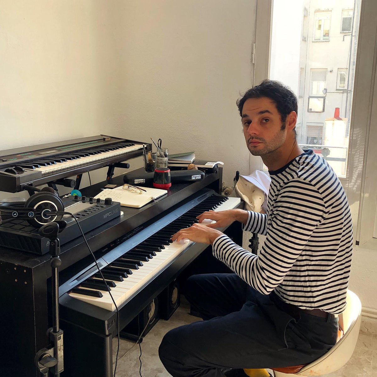 A los teclados, samplers, saxo, coros... Lois Brea!

Quizá lo recuerden de películas como #trajano y <a href="/Loisband/">Lois</a>