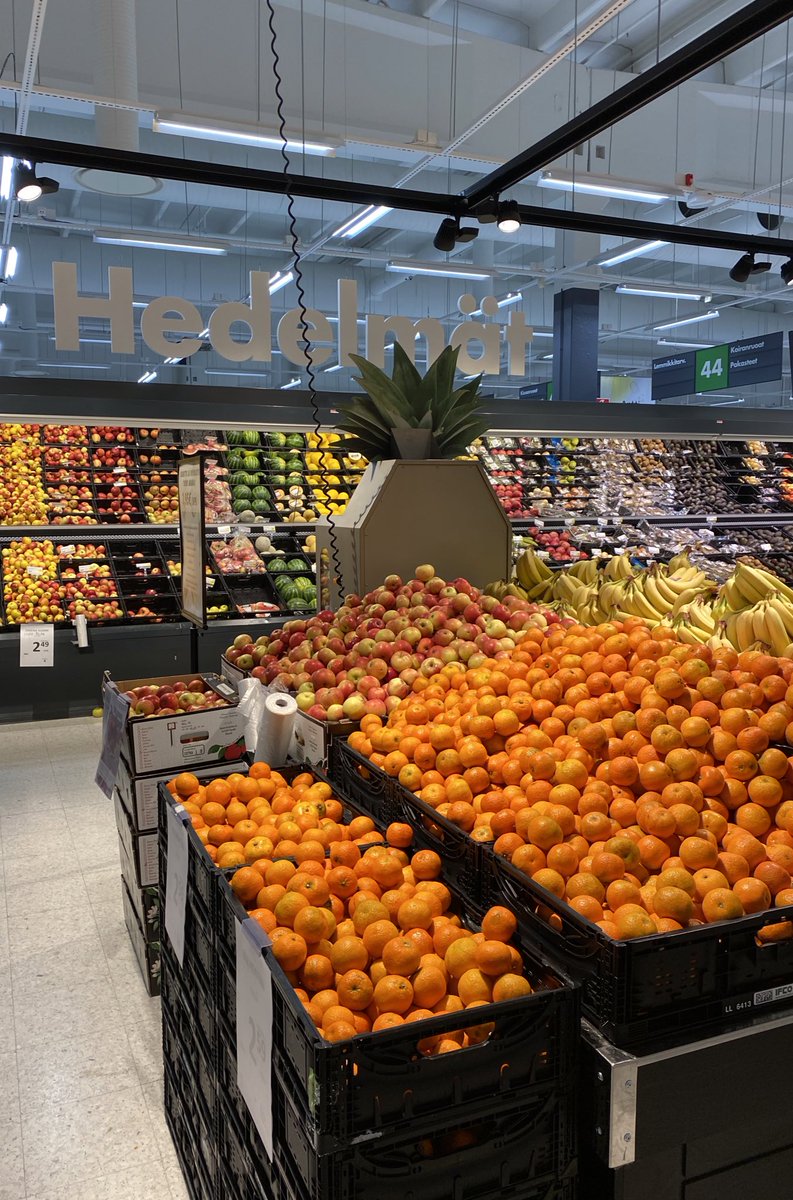 EssiLaine1's tweet photo. Ruokkiksen eväshakureissun ilot: esillepano ja värit. 🧡
#ylpeäomastakaupasta #prismaholma #hevirakkaus @Hameenmaa https://t.co/OYmwD4cQVr