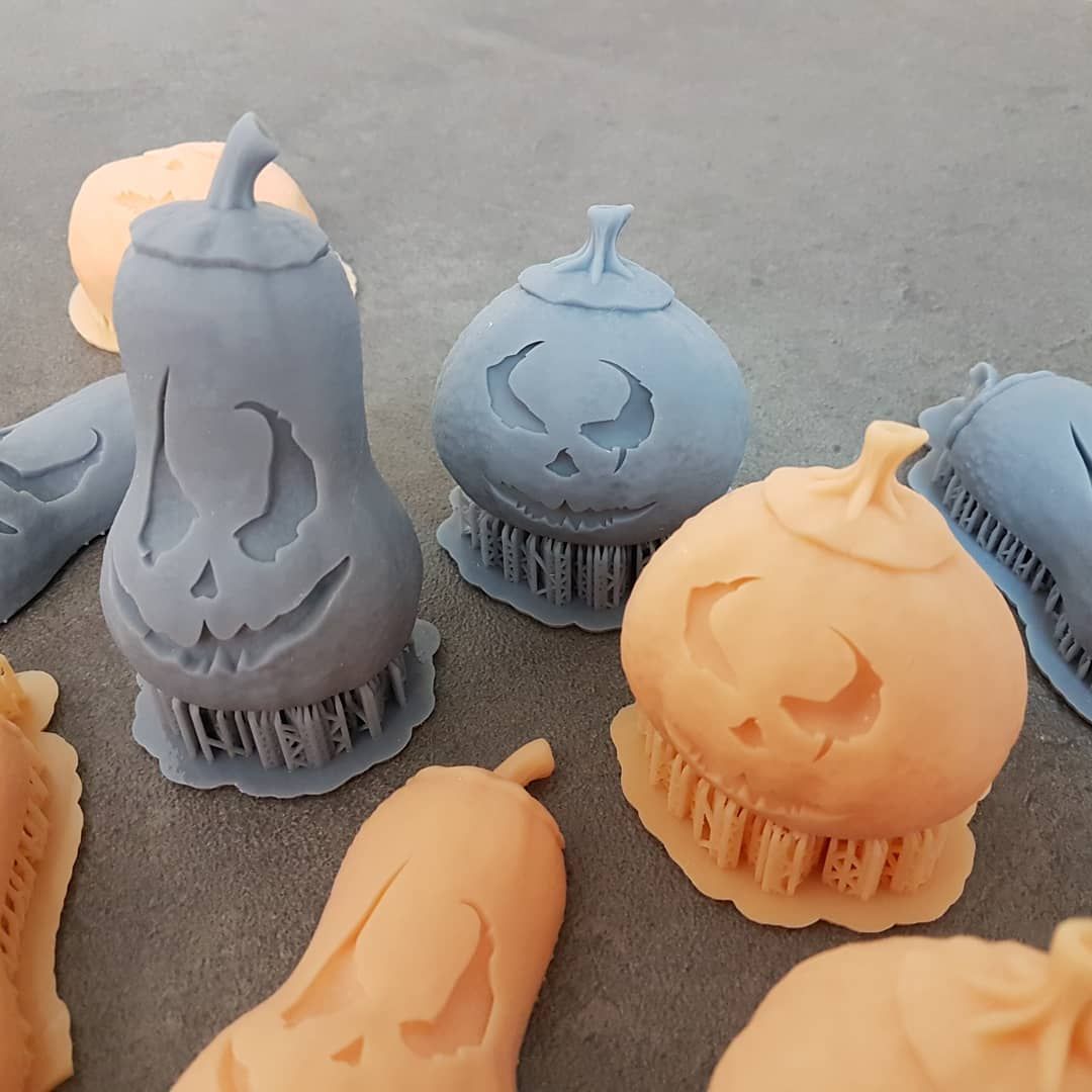 PhoenixEffectFX's tweet photo. Pumpkins 3D printing🎃🦇🎃☠
Figurines &amp; magnets 😱😱😱😱
#halloween #halloween2020 #pumpkin #citrouillehalloween #citrouille #characterdesign #creaturecharacter #3dart #art  #3dsculpting #3dsculpt #zbrush #zbrushsculpt #creatureeffect #creature #monster #monstermaker #fantasy https://t.co/bpTRTzFWKC