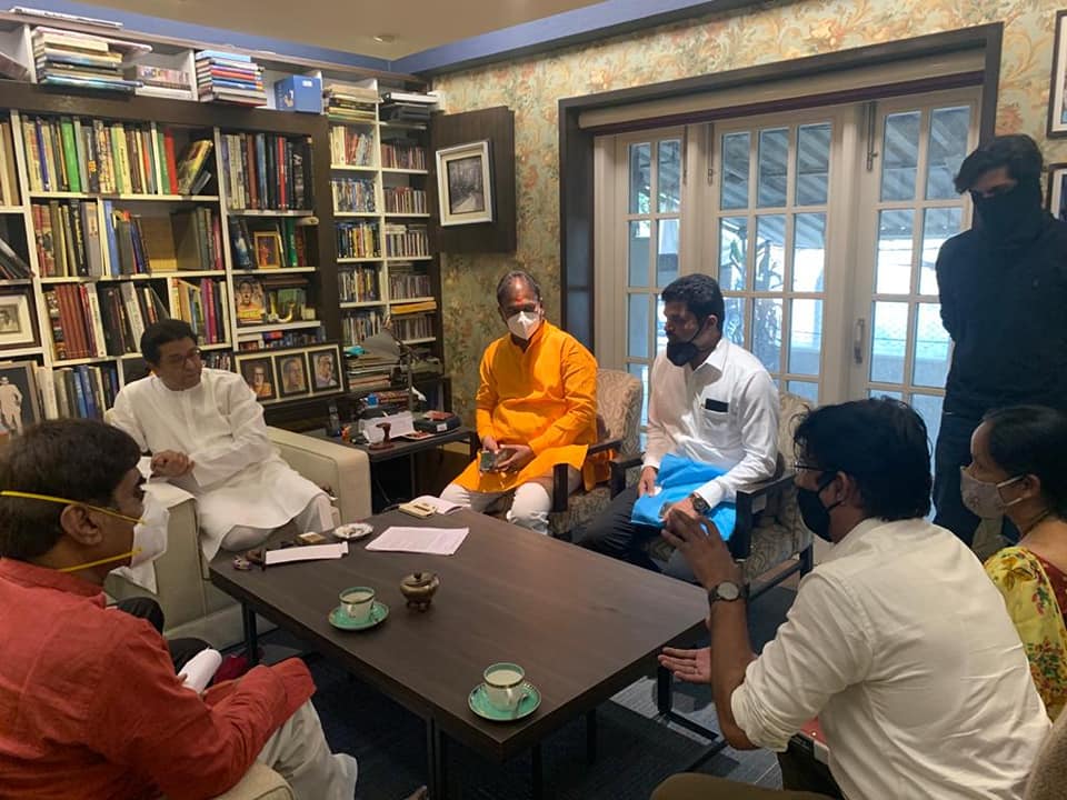 mnsadhikrut's tweet photo. केंद्र सरकारचं जीवनोन्नती अभियान राबवणाऱ्या उमेद संस्थेच्या कर्मचाऱ्यांनी 'आम्हाला खासगी संस्थेकडे वर्ग करण्याचा घाट राज्यसरकारतर्फे घातला जातोय' म्हणत राजसाहेबांची भेट घेतली. ह्याप्रश्नी राजसाहेबांनी ग्रामविकासमंत्री श्री. हसन मुश्रीफ ह्यांच्याशी संपर्क साधून चर्चा केली. https://t.co/mIWV9AABLT