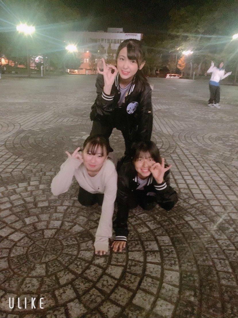 Flower_Dancers's tweet photo. 今回は津高2年の3人です！

上が、太らない「華蓮(かれん)」

右が、痩せたい「舞蓮(まいら)」

左が、それを見守る「鳳紅(ホーク)」
です！

実は1年前の再現写真です😏😏 https://t.co/DB6ZiaKHBG