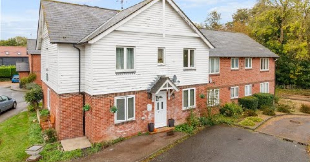 SHARED OWNERSHIP: £85,000 for 50%. Superb 2 bedroom ground floor apartment in the popular village of Wingham with new kitchen &amp; bathroom, private entrance &amp; allocated parking. #wingham #forsale #sharedownership #experiencethedifference #sandersonUK akya.io/NiUCZt4D