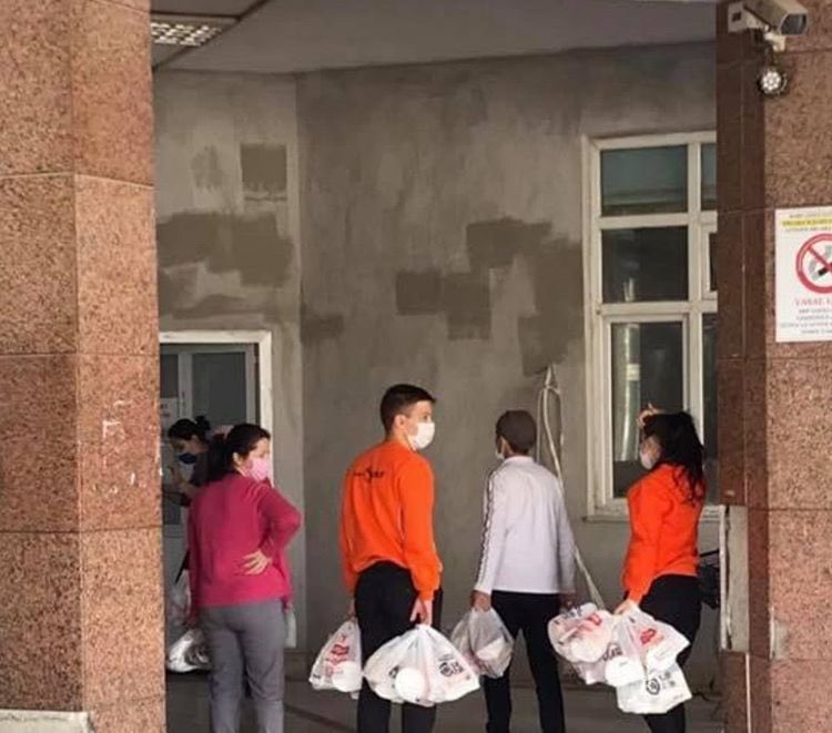 cifturnike's tweet photo. Ayda’nın tedavi gördüğü Ege Üniversitesi Tıp Fakültesi Hastanesi'nin kapısına çok sayıda kişinin köfte getirdiği söyleniyor... https://t.co/vLtibRdtTz