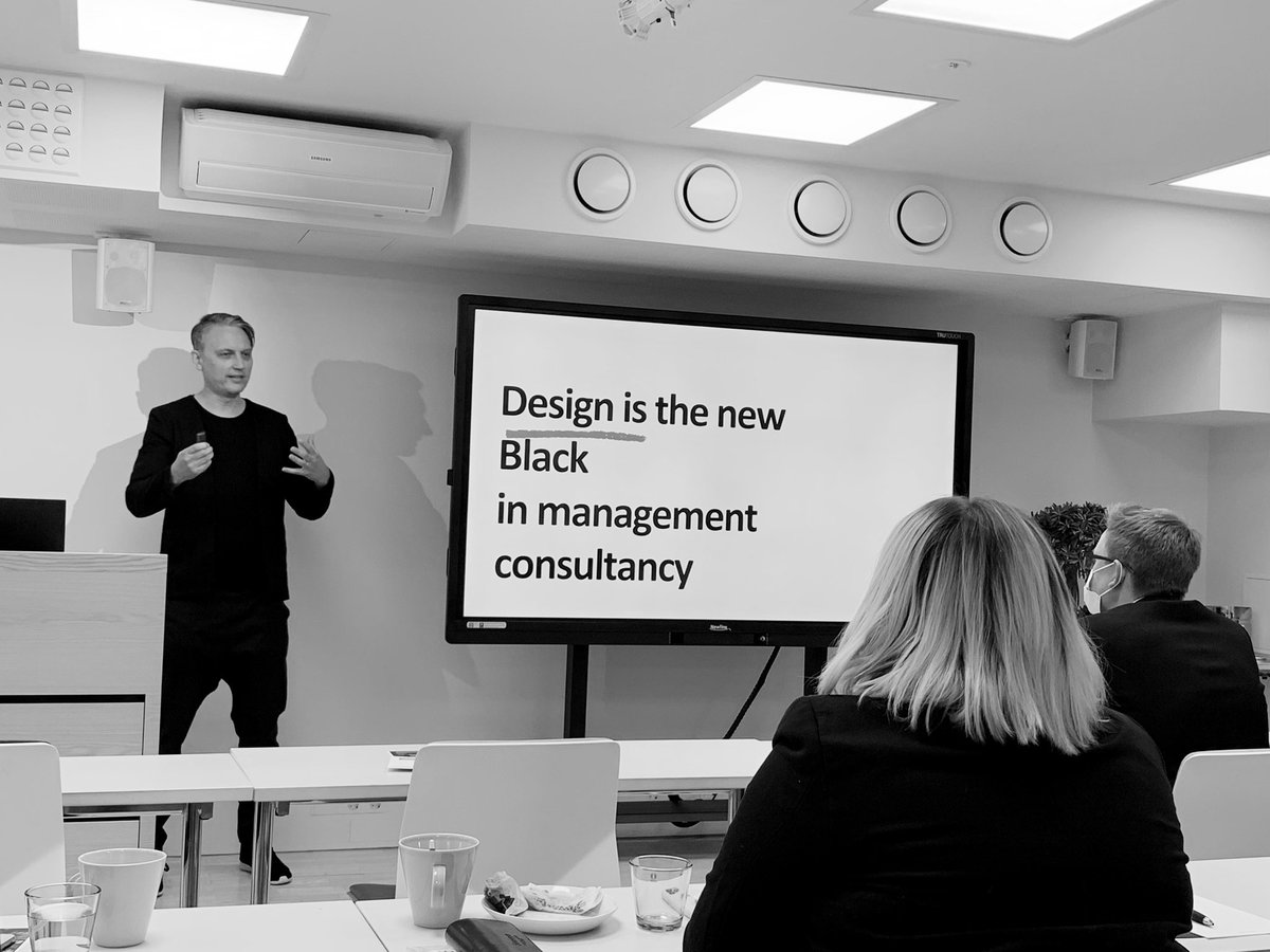 Tänään <a href="/K2HEL/">Helsingin seudun kauppakamari</a> Johtamisen ajankohtaispäivä🦁 livenä ja striimissä #viestintä mukana📸 puhumassa nyt <a href="/JesseMaula/">Jesse</a> -design ja johtaminen. Luvassa myös <a href="/Romakka/">Juho Romakkaniemi</a> <a href="/henrisora/">Henri Sora</a> <a href="/RealPeterNyman/">Peter Nyman</a> <a href="/SankariErja/">Erja Sankari</a> ja Noora Fagerström! #johtaminen #kauppakamarihel