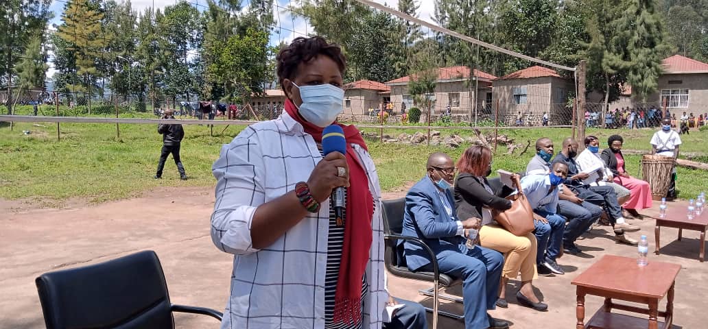 MusanzeRadio's tweet photo. @MusanzeDistrict
1/2 
Umuyobozi wa Komisiyo y'Igihugu yo gusezerera no gusubiza mu buzima busanzwe abari abasirikare  Honorable Nyirahabineza Valery arasaba abitandukanije n'imitwe yitwaje intwaro ikorera mu burasirazuba bwa Repubulika Iharanira Demokarasi ya Kongo , #RwOT ...... https://t.co/RiluUWkoyI