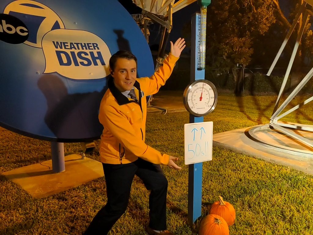 WxDickey's tweet image. We did it! 🚨🚨🚨

First 50s of the fall here in Fort Myers. Already down to 58 at Page Field, and still a little room for that to fall before sunrise. This is the coolest we've been since early April!

#FLwx #FloridaFall