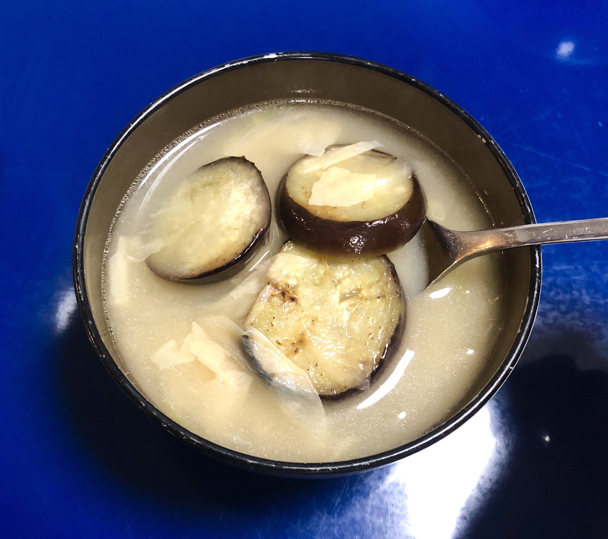 Mina 今日の味噌汁は御幸町関東屋の 特別吟醸白味噌 で ごま油で炒めたナス タマネギ 比叡ゆば ナスが香ばしくてタマネギはシャキシャキ ゆばはペロペロです 味噌汁 おうちごはん Twitter家庭料理部 お腹ペコリン部 T Co