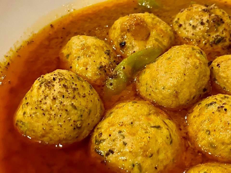 MKhawarNazir's tweet photo. Chicken Koftay, ALHAMDULILLAH
چکن کوفتے
الحمدللّٰہ
شکریہ بیگم
اللہ ہم سب کو خوشیوں کو محسوس کرنے اور ان کی قدر کرنے کی توفیق نصیب فرمائے۔ آمین
#ChickenKoftay #Koftay #Kofta #Homemade #AfshanKhawarKitchen #ALHAMDULILLAH #CountYourBlessings https://t.co/1rq7m4qwdg