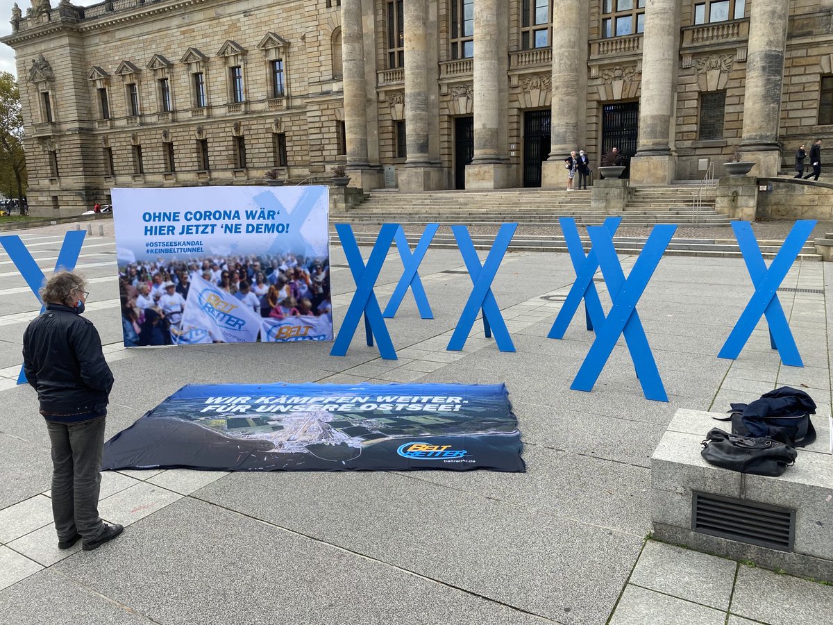 Ved Bundesverwaltungsgericht i Leipzig er der denne lille demonstration. Gad vide, hvem der betaler? Gad vide??😊😊😊