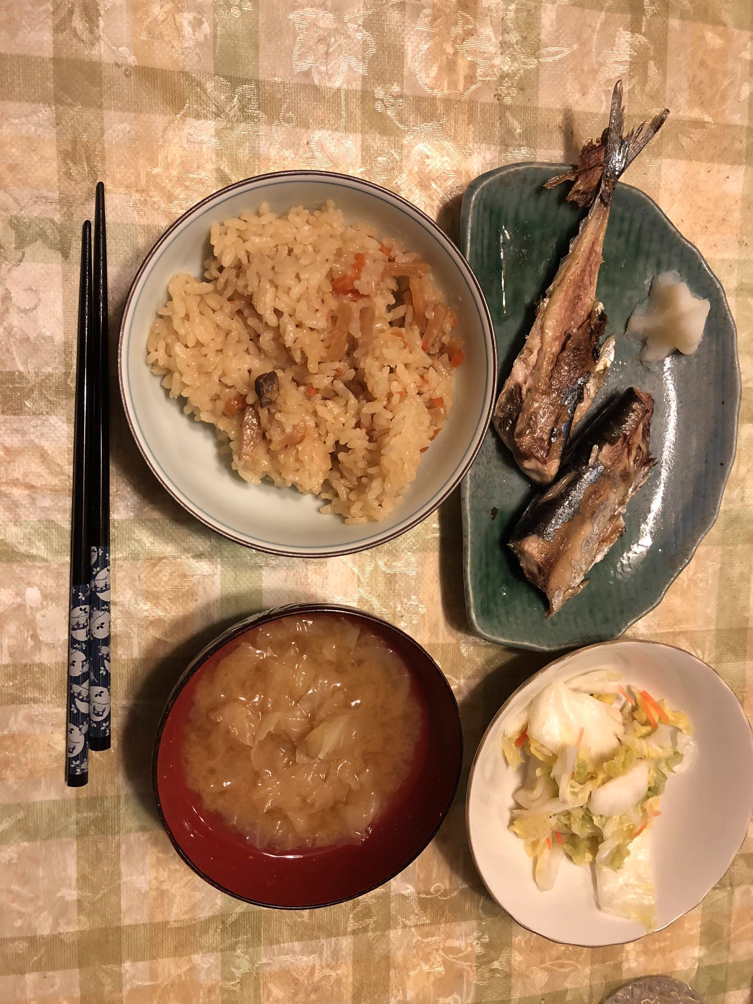 @ore825 今日の夕飯は焼豚の五目炊き込みご飯と
フライパンでサンマの塩焼き
カツオ出汁からとったキャベツの味噌汁を作りました。 