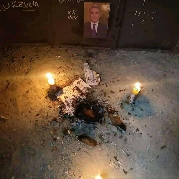 Elinformativooo's tweet photo. 🚨CON FOTOGRAFÍA DE EL PRESIDENTE IVÁN DUQUE HACEN BRUJERÍA.

Con una fotografía de fondo le declaran la muerte al presidente Iván duque.

La maldad de la gente es grande, por lo tanto pedimos sanidad para nuestro presidente Iván duque, por muy mala que sea la persona

#brujeria https://t.co/AND8bq5dxv