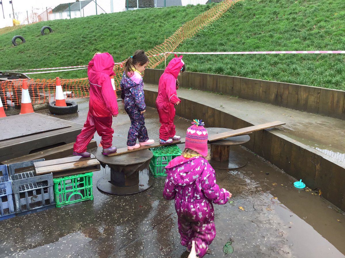 ArthurlieN's tweet photo. The morning in Ally Bally Bee, the children have created an obstacle course using crates, planks and reels. Theyโve used their gross motor skills to balance, coordinate and jump at the end into the puddles ๐๐ผ๐ง #muddymovers https://t.co/NvAqsI4ZmH