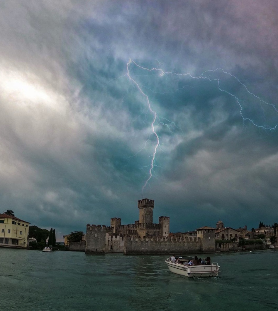ItalyHidden's tweet photo. Very #scary but #fascinating. Storm in #Sirmione ⚡
@JensSuitcase @w_aroundItaly
#WednesdayMotivation #Wednesday #WednesdayWallpaper #wednesdaypowerfulservice #wednesdaysenatebluewave #wednesdaywakeups #wednesdayliveservice #TRAVELwithMAMAMOO #travelphotography #TravelTuesday https://t.co/Pdg9QaNnZy