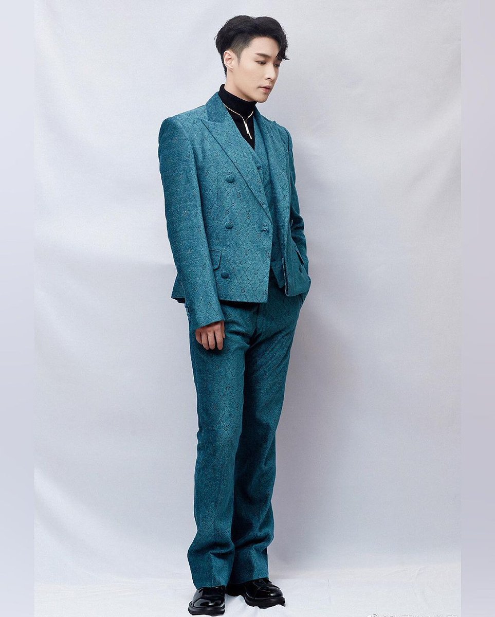 Maralkpoper's tweet photo. LAY YOU ARE BEST 
#RespectLay 
#Lay
@weareoneEXO 
  @B_hundred_Hyun 
@lay_studio
@layzhang https://t.co/5TiuqnyA9q