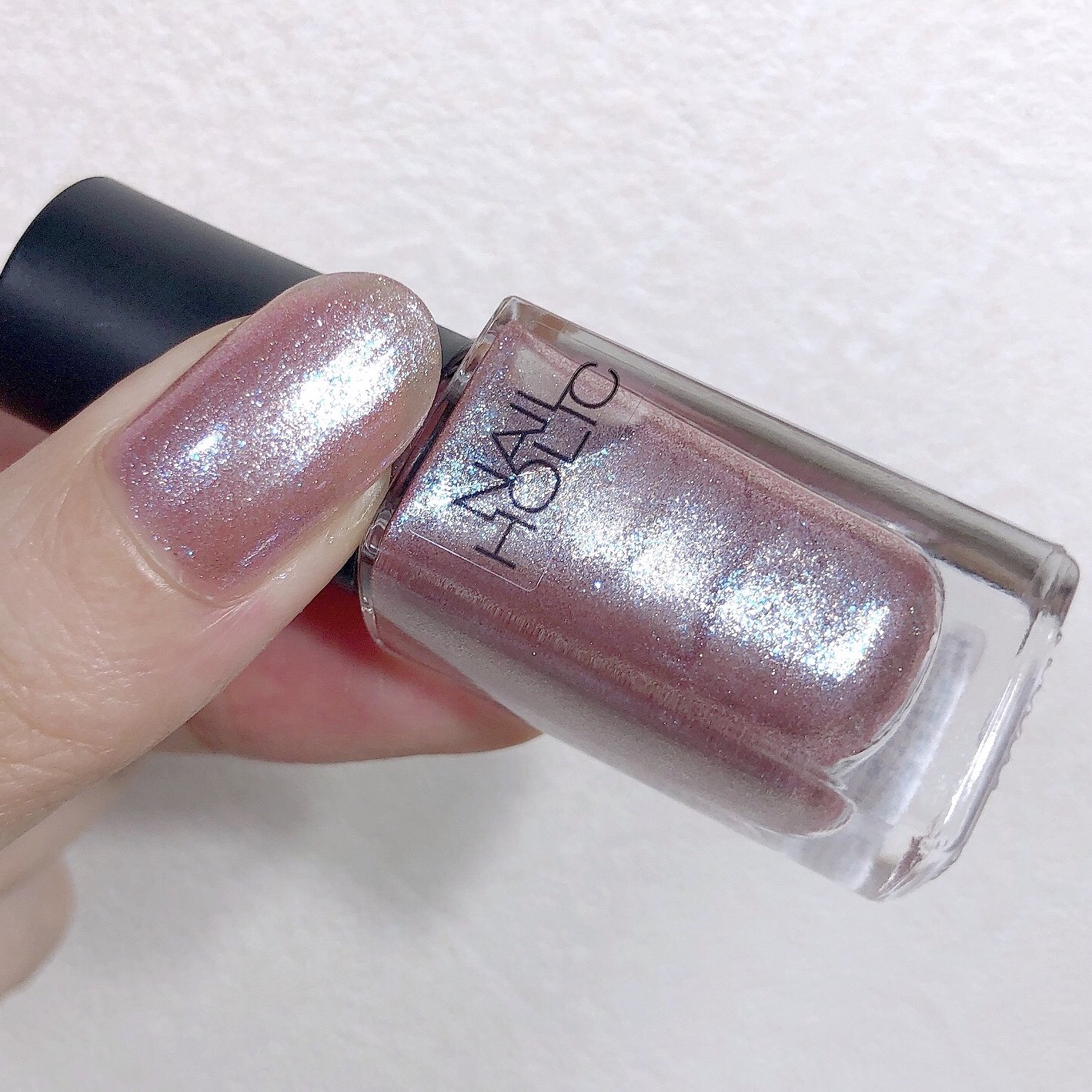 おいも 9月に発売したネイルホリックの新色がめちゃくちゃ尊いカラーだった Pk842のベースはシアーで青みのある可愛いピンク ぎっちりのシルバーラメと青ラメが宇宙みたいにキラッキラ 可愛らしさと透明感のある新しい雰囲気の