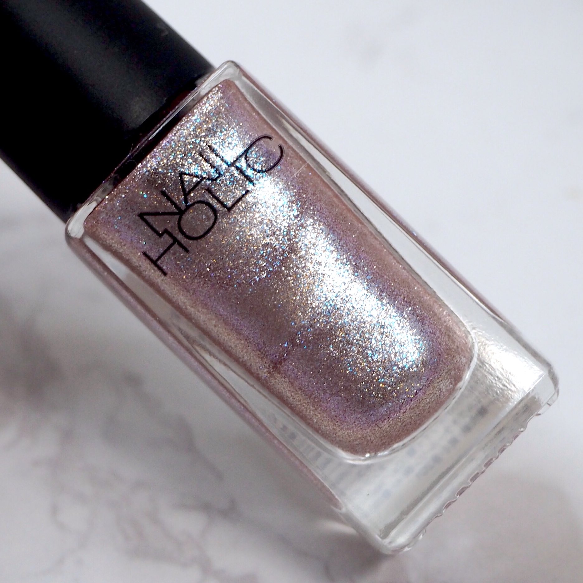 おいも Twitterren 9月に発売したネイルホリックの新色がめちゃくちゃ尊いカラーだった Pk842のベースはシアーで青みのある可愛いピンク ぎっちりのシルバーラメと青ラメが宇宙みたいにキラッキラ 可愛らしさと透明感のある新しい雰囲気のメタリックネイル 毎回