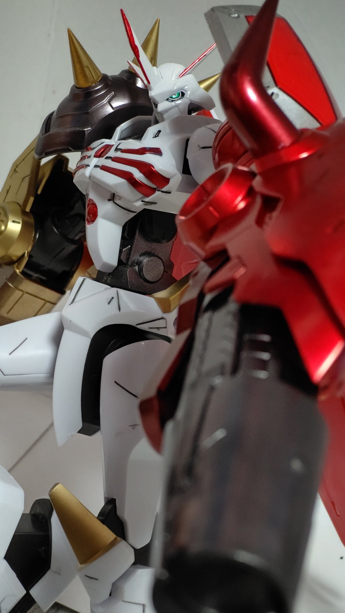 May N 先日買ってきたオメガモン完成 今回はオメガモン Alter Sのカラーをイメージして塗装してみました プラ板とかで工作する技術があれば肩とか武器を多少イジれたのにな これはこれでかっこいいからよし