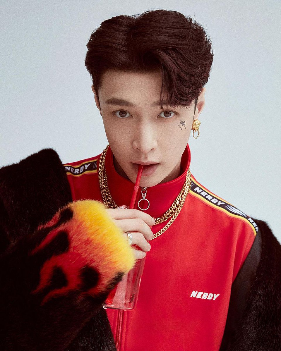 Maralkpoper's tweet photo. LAY YOU ARE BEST 
#RespectLay 
#Lay
@weareoneEXO 
  @B_hundred_Hyun 
@lay_studio
@layzhang https://t.co/mWH3Xiebxx