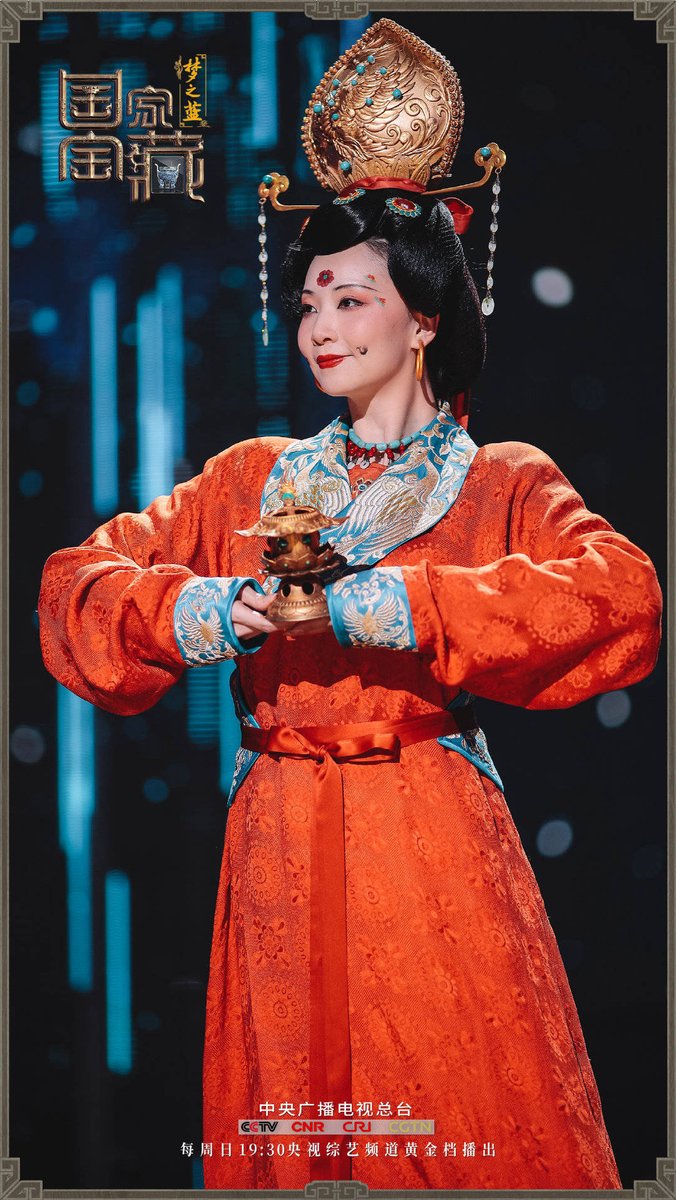 yan071125's tweet photo. #hanfu_challenge #汉服挑战 
P1 去年所画的来自国家宝藏中所复原的一套汉服
P2-4 节目中剧照，服饰复原自莫高窟五代第61窟回鹘公主供养像
#国家宝藏 这个节目中介绍了来自中国各个地方博物馆馆藏的文物珍宝，其中也包括服饰相关😉欢迎观看了解～ https://t.co/wYCBohFZro
