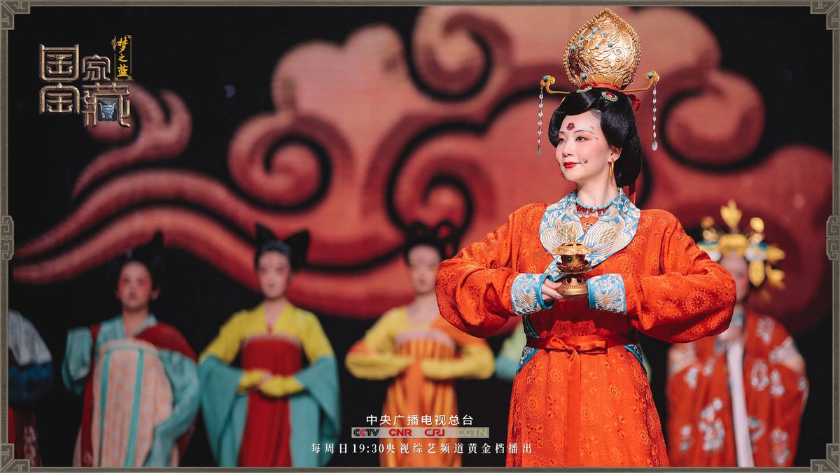 yan071125's tweet photo. #hanfu_challenge #汉服挑战 
P1 去年所画的来自国家宝藏中所复原的一套汉服
P2-4 节目中剧照，服饰复原自莫高窟五代第61窟回鹘公主供养像
#国家宝藏 这个节目中介绍了来自中国各个地方博物馆馆藏的文物珍宝，其中也包括服饰相关😉欢迎观看了解～ https://t.co/wYCBohFZro