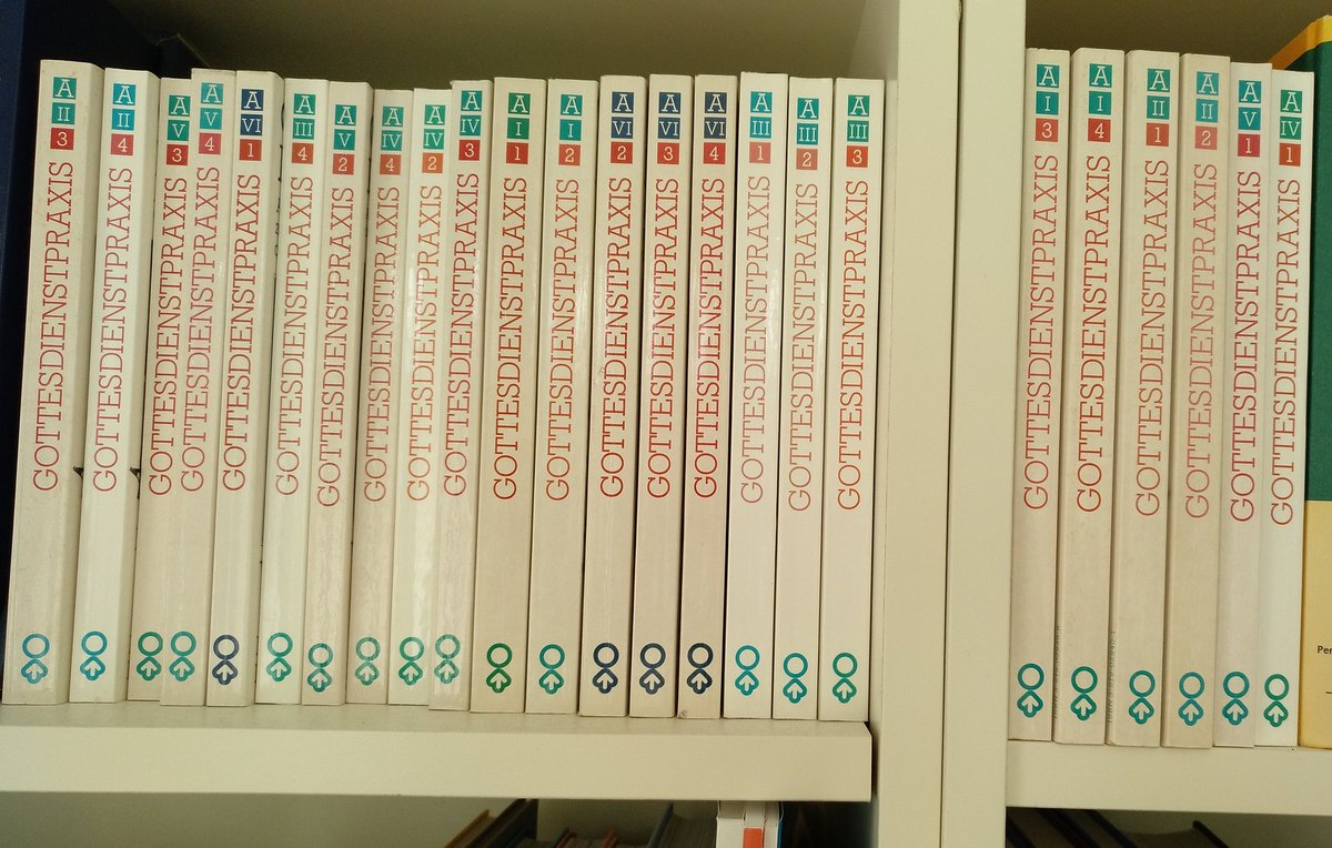 Ich muss mal mein Bücherregal ausmisten, kann aber so schlecht wegschmeißen. Hat zufällig jemand an diesen Reihen Interesse?
Im Vikariat "geerbt", aber ich schau ja doch nie rein.