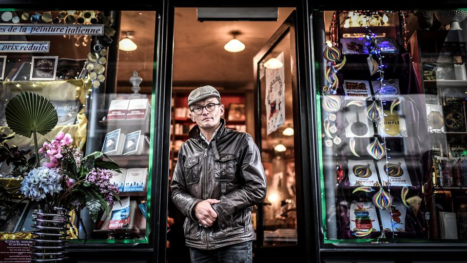 Les auteurs prennent la plume et le crayon pour plaider l'ouverture des librairies en temps de reconfinement
<a href="/EditionsStock/">Éditions Stock</a>, <a href="/sergeJONCOUR/">joncour</a> <a href="/ClaudePonti/">Claude Ponti</a>, @RiadSattouf, <a href="/ChattamMaxime/">Maxime Chattam</a> <a href="/joannsfar/">Sfar Joann</a>, <a href="/jul_auteur/">Jul_auteur</a> , <a href="/TessonActu/">Sylvain Tesson Actu</a>
francetvinfo.fr/culture/livres…