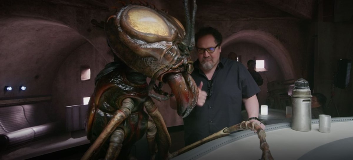 I would also like to highlight the role of Jon Favreau, showrunner of The Mandalorian, who is both the producer, writer and director of this episode.