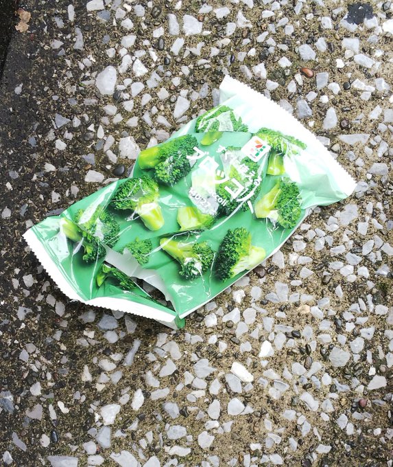 すぐに使えるからって道端で2袋も使わなくても 