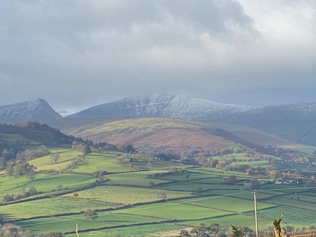 Derek Brockway - weatherman (@derektheweather) on Twitter photo The first snow of the season on the Brecon Beacons. Photo taken by Nigel Gervis from <a href="/TyMawrLime/">Ty-Mawr Lime</a> in Powys ❄️ The first snow of the season on the Brecon Beacons. Photo taken by Nigel Gervis from <a href="/TyMawrLime/">Ty-Mawr Lime</a> in Powys ❄️