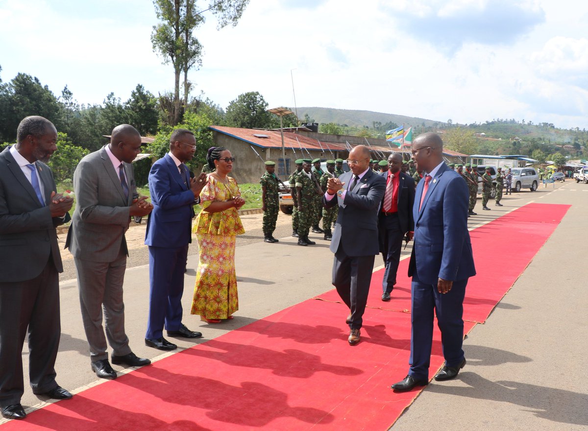BurundiGov's tweet photo. #Burundi, 02/11/2020: Le Premier Ministre S.E CPG Alain Guillaume Bunyoni s'est rendu en République Unie de #Tanzanie où il a représenté le Chef de l'Etat @GeneralNeva dans les cérémonies d'investiture du Président @MagufuliJP réélu lors des élections tenues le 28/10/2020. https://t.co/MjH0l7AimA