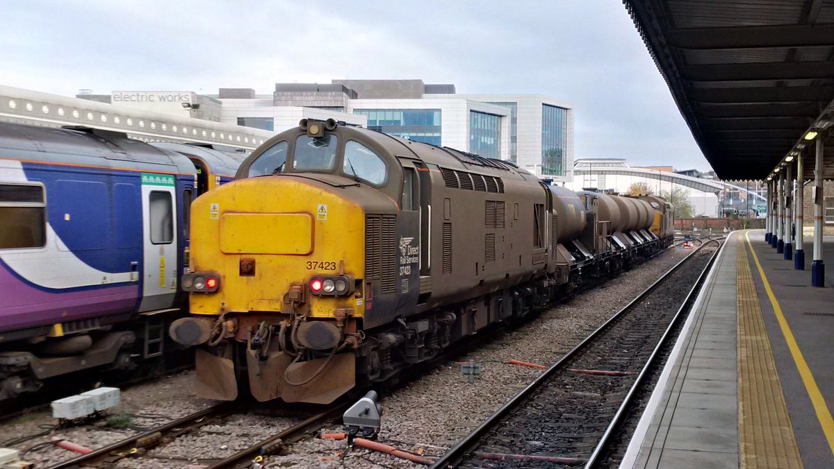 WilliamWardale's tweet photo. British Rail Class 37423 Spirit Of the Lakes
British Rail Class 37407 Blackpool Tower
#sheffieldrailwaystation #Sheffield #railway #trainspotting #trains #class37 #britishrailclass37 @DRSgovuk #britishrail @networkrail https://t.co/yzHd6MKru2