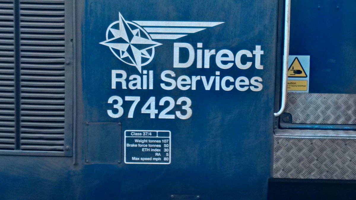 WilliamWardale's tweet photo. British Rail Class 37423 Spirit Of the Lakes
British Rail Class 37407 Blackpool Tower
#sheffieldrailwaystation #Sheffield #railway #trainspotting #trains #class37 #britishrailclass37 @DRSgovuk #britishrail @networkrail https://t.co/yzHd6MKru2