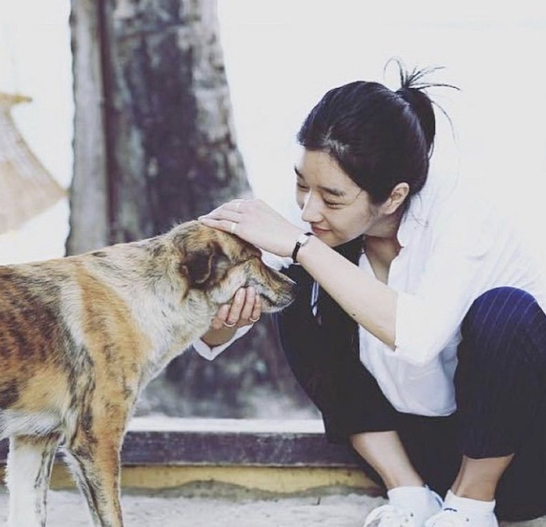 look at how cute she is pls bye