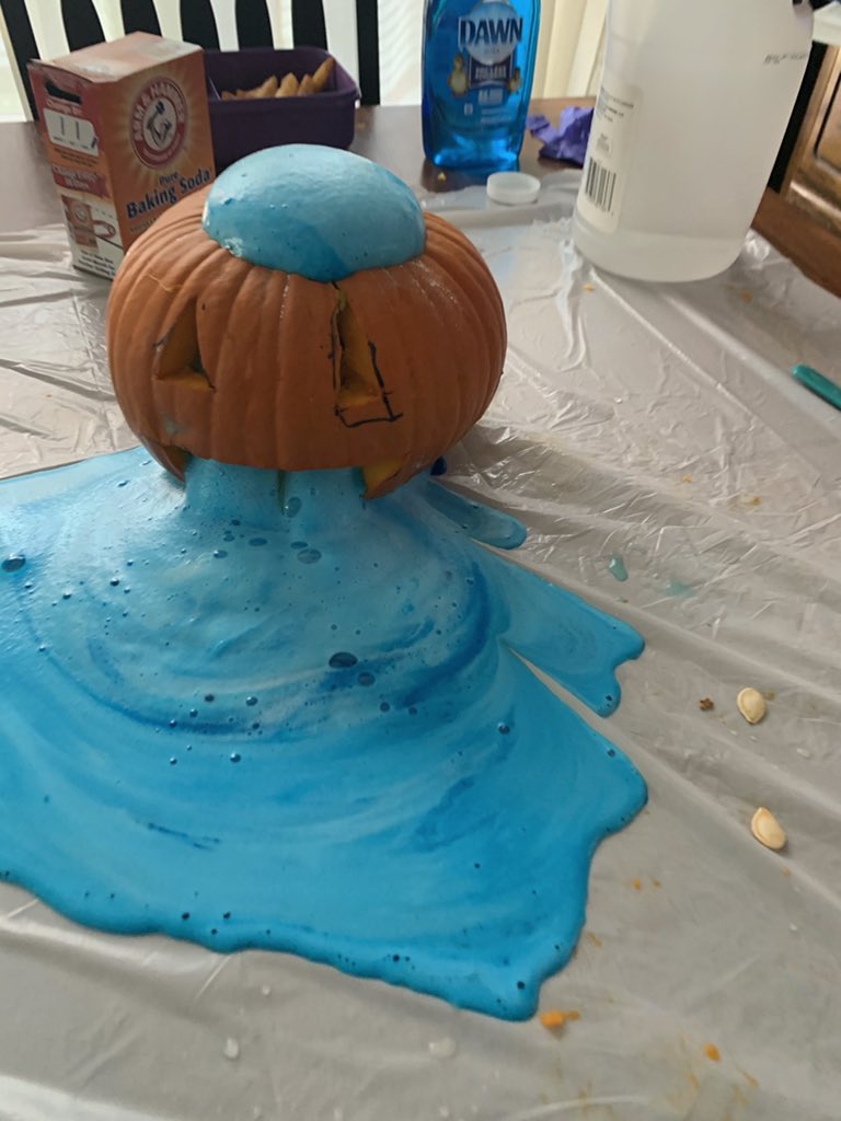 EdwardsAAA1's tweet photo. Halloween science experiment part 2. Making distant learning memorable. @AAAlbelementary https://t.co/z9hGINqq7x