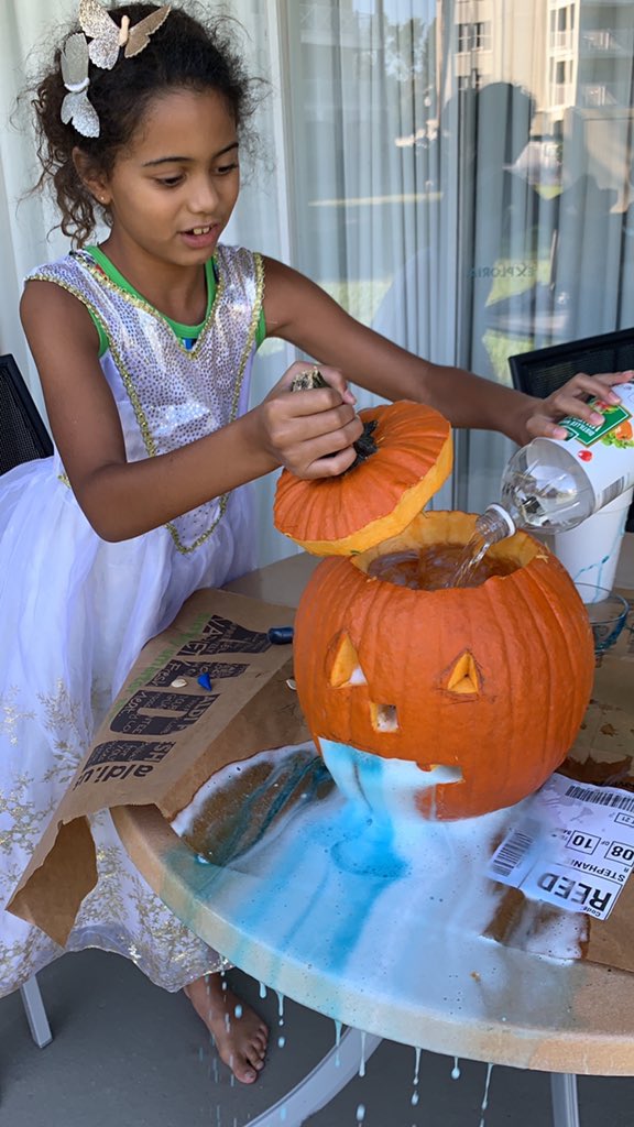 EdwardsAAA1's tweet photo. Halloween science experiment part 2. Making distant learning memorable. @AAAlbelementary https://t.co/z9hGINqq7x